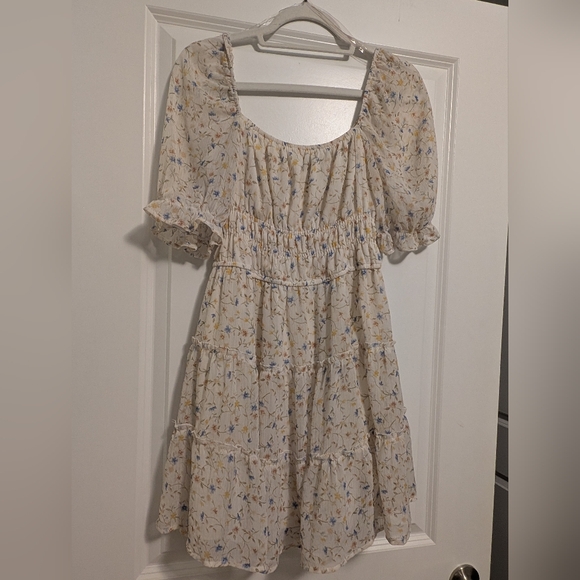 Trixxi Dresses & Skirts - EUC Trixxi Cream Floral Tiered Dress
